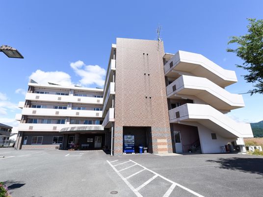 多階建て施設の外観