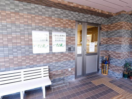 玄関エリアの椅子と案内板