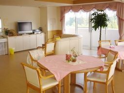 明るい共有リビング空間