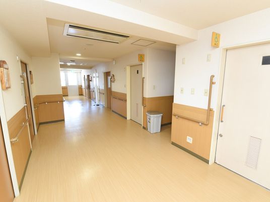 廊下の広々とした様子