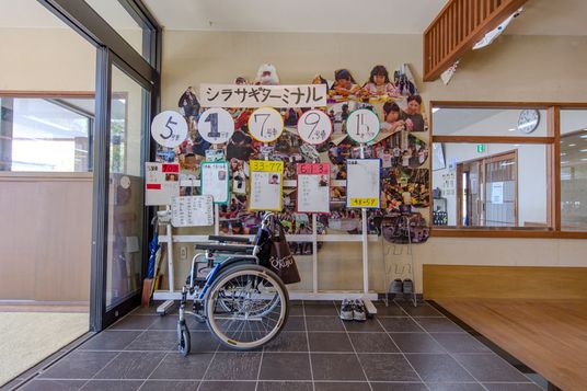 掲示物のある廊下