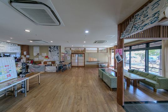 明るく広々としたロビー