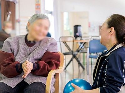 リビングでの和やかな会話