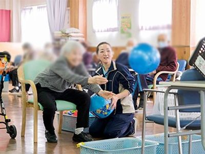 笑顔のスタッフと利用者が触れ合うフロア