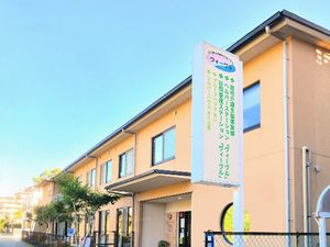 明るい建物の外観