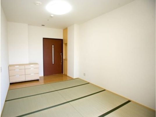 明るい和室の居室