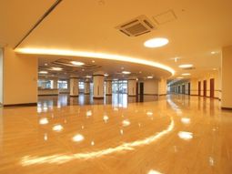 明るい光が差し込む広々とした空間