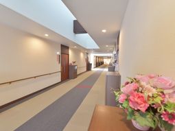 広く清潔な廊下の空間