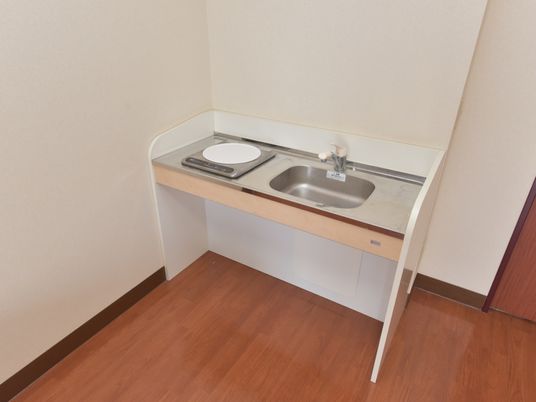 清潔な洗面台のある角部屋