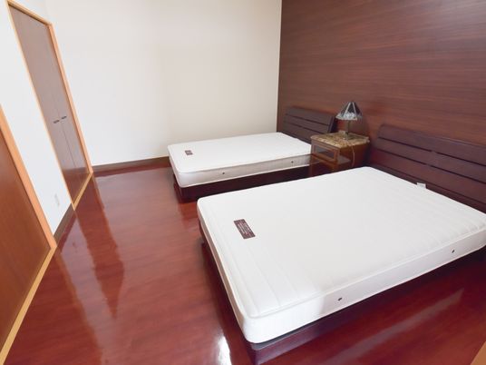 木目調のシンプルな居室