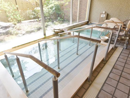 手すり付き浴室の清潔な空間