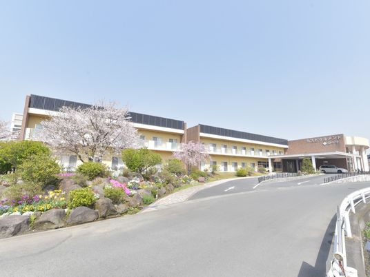 桜の咲く施設外観