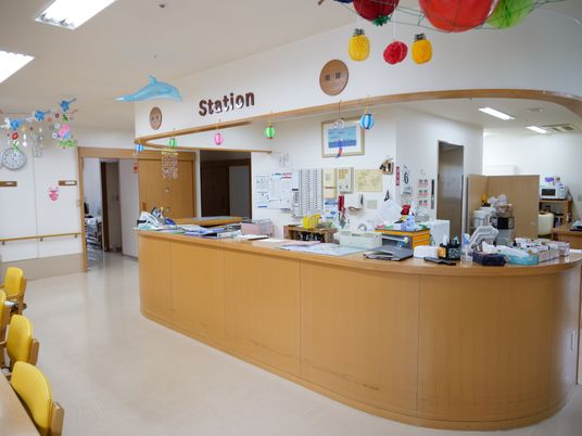 スタッフが働く明るいフロント