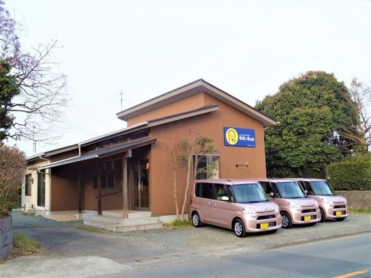 施設外観と送迎車  