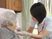 介護士が介助する場面