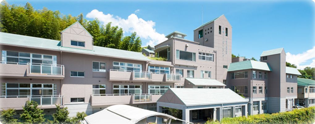 緑に囲まれた建物外観