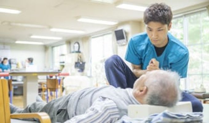 ケア中のスタッフと利用者の様子