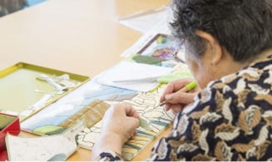 創作活動する手元