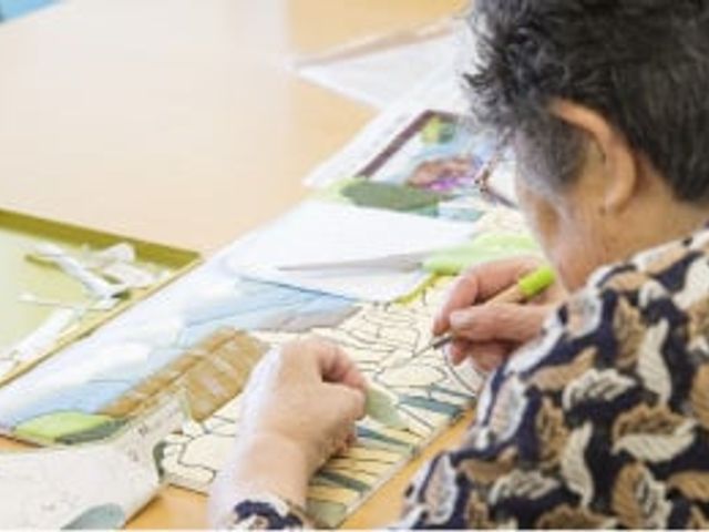 創作活動する手元 多目的室 落ち着いた空間で、手先を使った創作活動ができます。リラックスしながら集中できる環境です。