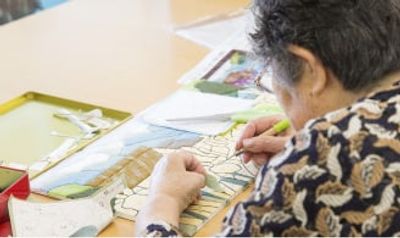 創作活動する手元