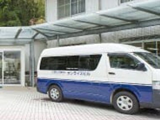 エントランス前の車 外観 施設の玄関前に停車している送迎車です。施設の訪問や送迎がスムーズに行えます。