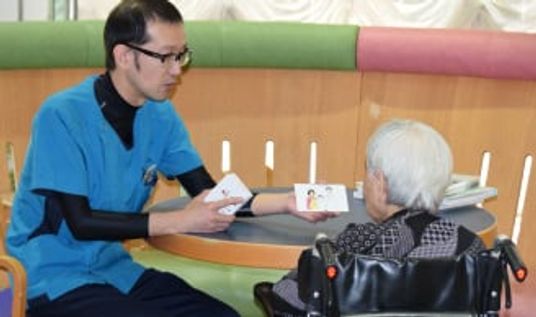 カードを使った会話の場面