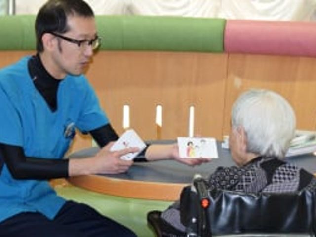 カードを使った会話の場面 ラウンジ カードを使ったコミュニケーションが行われているリラックスした空間です。対話を楽しむ様子が伺えます。