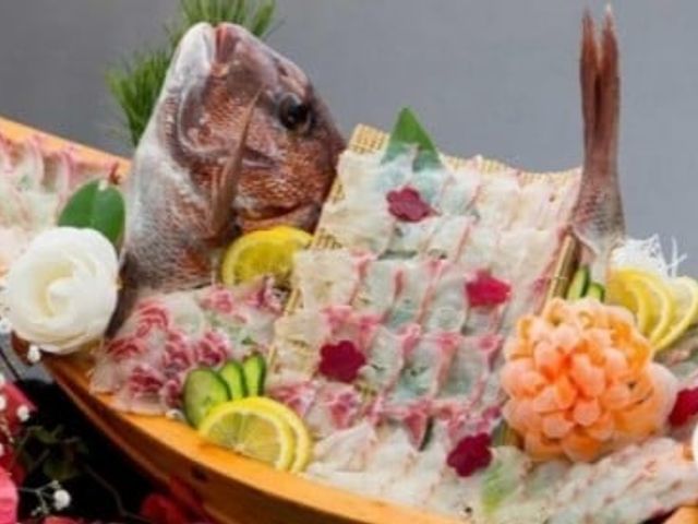 新鮮な料理の船盛 料理 華やかな船盛りがテーブルを彩ります。新鮮な魚介類が美しく盛り付けられ、季節を感じる食事が楽しめます。