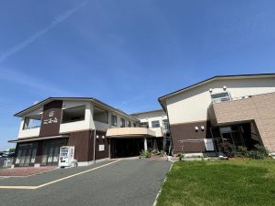 青空の建物外観