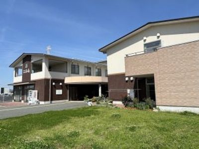 広々とした庭が魅力の外観