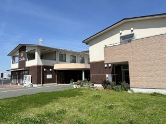 広々とした庭が魅力の外観