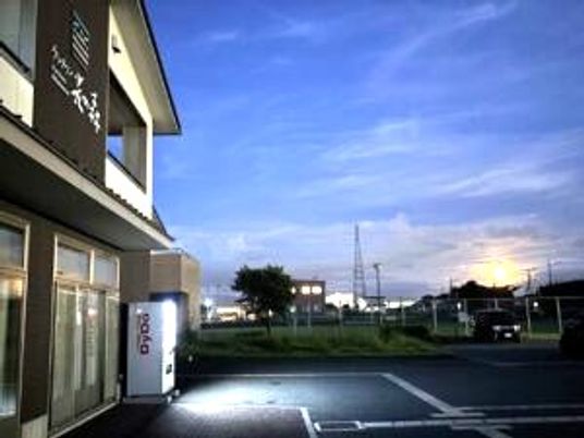 夕暮れの施設外観  