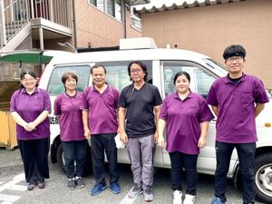 スタッフが立つ外観