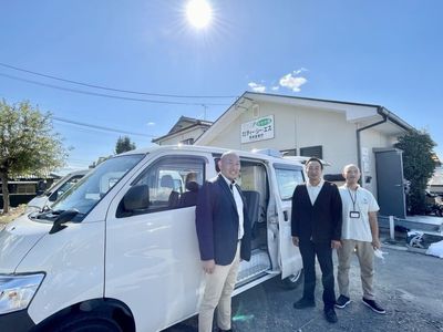 スタッフと車両の前