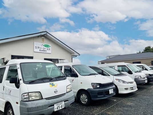 送迎車が並ぶ外観  