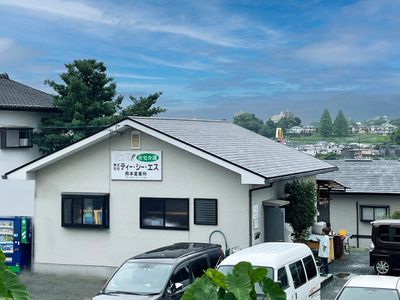 白壁の落ち着いた外観