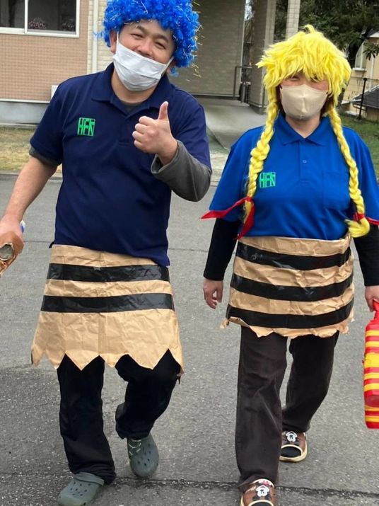 笑顔の男性と女性