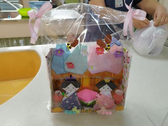 折り紙飾りと手作業