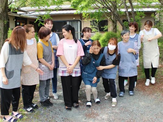 職員と利用者の屋外集合  
