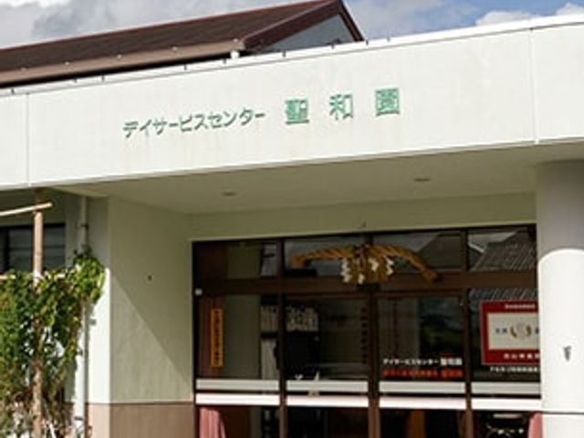 サービスセンターの外観 外観 広々とした入り口は、多くの方がゆったりと出入りできます。明るい雰囲気が感じられます。