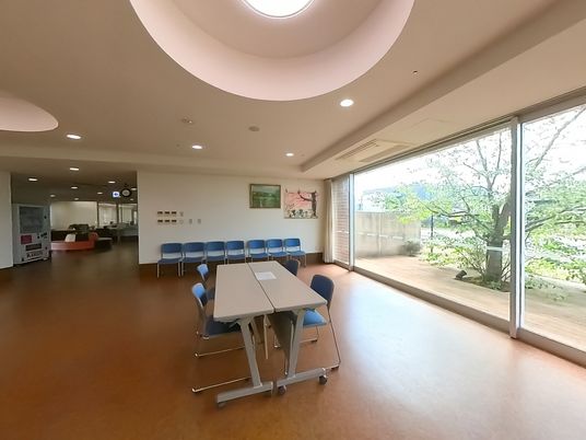 広々としたラウンジ