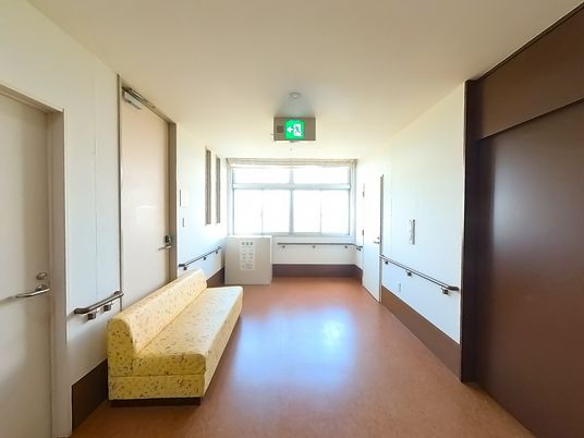 開放的で明るい廊下