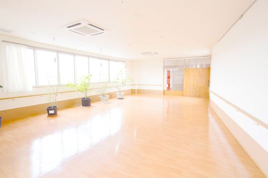 自然光が差し込む廊下