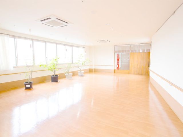 自然光が差し込む廊下 廊下 広々とした空間に自然光がたっぷりと差し込み、快適な動作が可能です。清潔な環境が仕事の質を高めます。