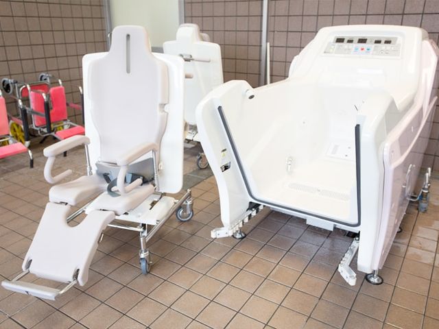 機能的な浴室設備 浴室 快適なお風呂環境が整っています。車椅子利用者でも安心して入浴が可能です。