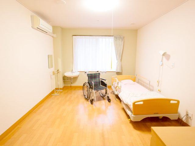 車椅子とベッドの居室 居室 明るい居室には車椅子とベッドが配置されており、シンプルで過ごしやすい空間になっています。