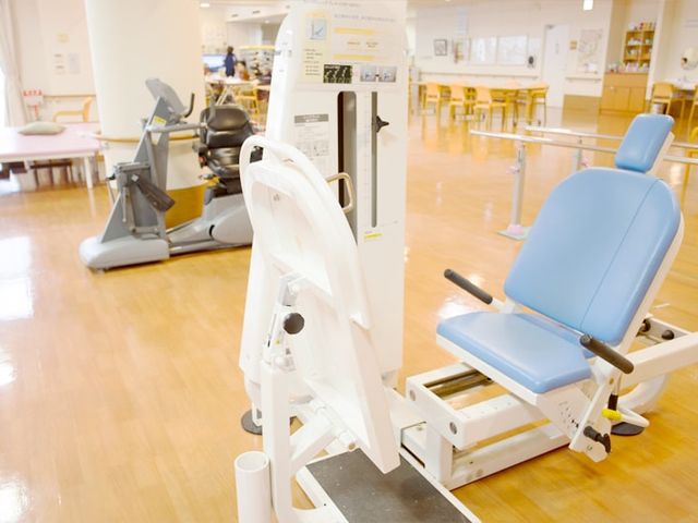 機能訓練室の様子 機能訓練室 明るい空間で運動器具が配置されています。利用者が快適に訓練できる広々としたスペースです。