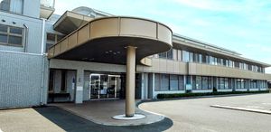 広い建物の外観
