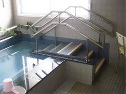 手すり付き清潔な浴室