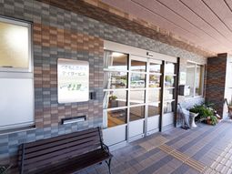 明るいエントランスの風景